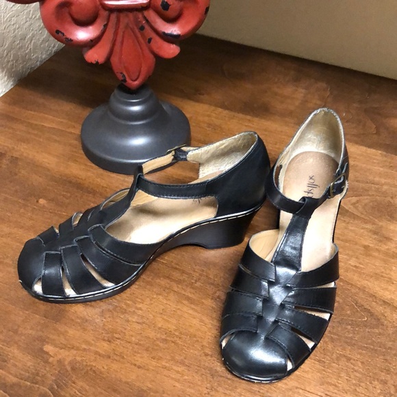 Shoes - Picture 2 of 6